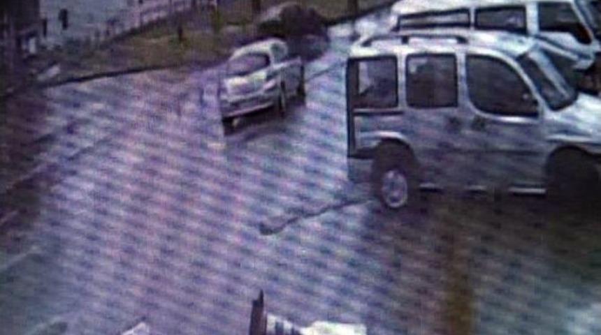 Otomobilin Kadına &Ccedil;arpma Anı Kameralara Yansıdı