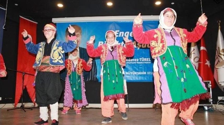 Engelliler T&uuml;rk&uuml;lerle Coştu