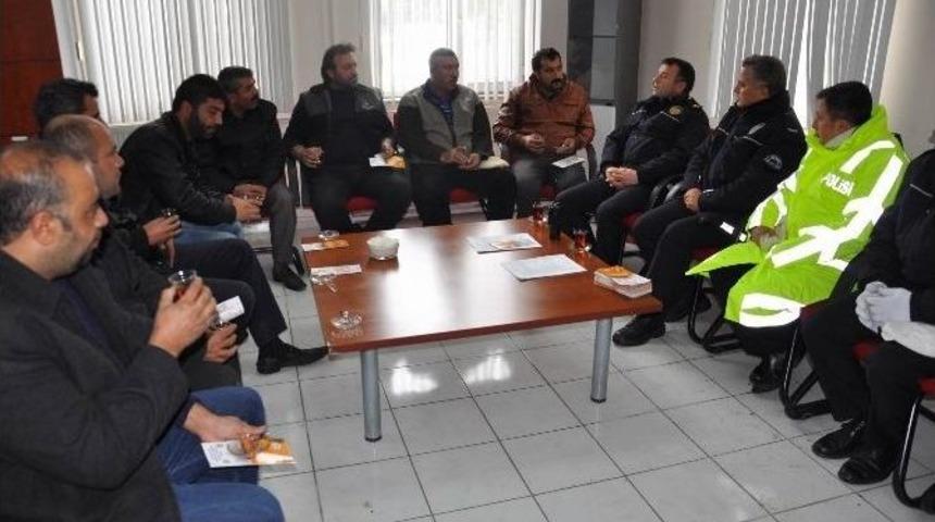 Sivas&rsquo;ta Polisler S&uuml;r&uuml;c&uuml;leri Uyararak &Ccedil;ay İkram Etti