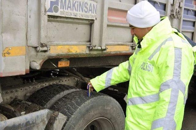 Sivas’ta Polisler Sürücüleri Uyararak Çay İkram Etti