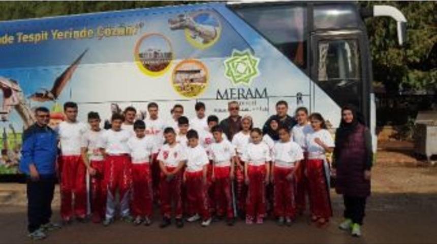 Kick Boksçular Madalyaları Topladı