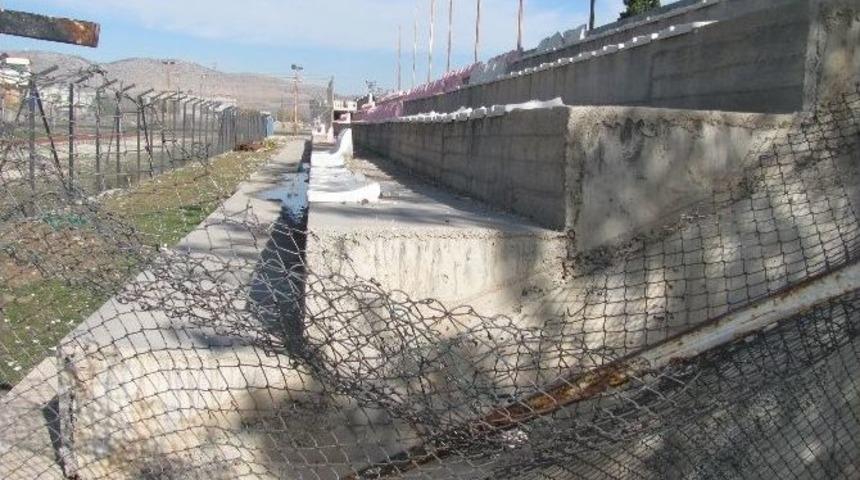 Harabeye D&ouml;nen İl&ccedil;e Stadı Onarılmayı Bekliyor