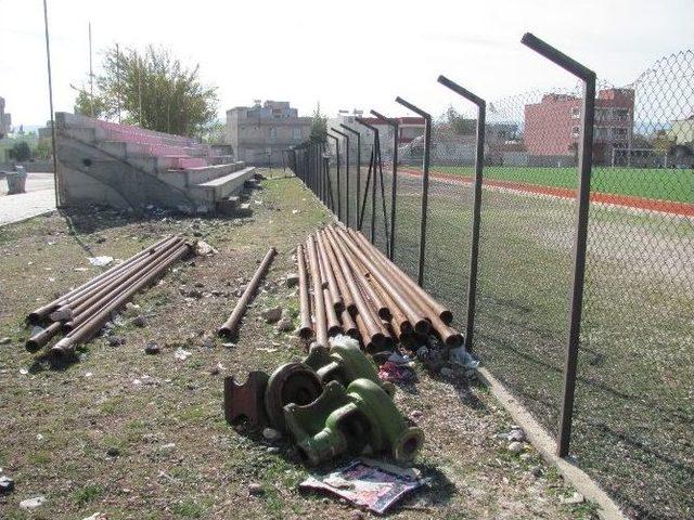 Harabeye Dönen İlçe Stadı Onarılmayı Bekliyor