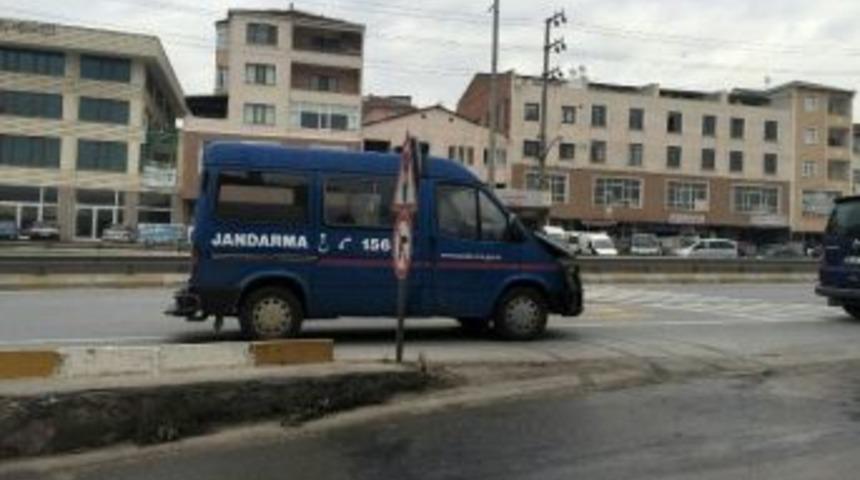 Jandarma Aracında &Ccedil;ıkan Yangın S&ouml;nd&uuml;r&uuml;ld&uuml;