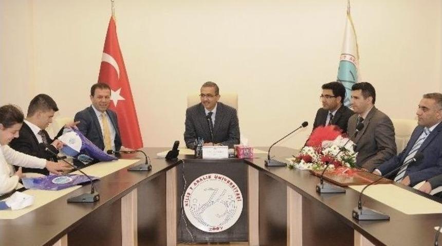 Rekt&ouml;r G&uuml;ven&ccedil;, &Ouml;zel &Ouml;ğrencilerle Bir Araya Geldi