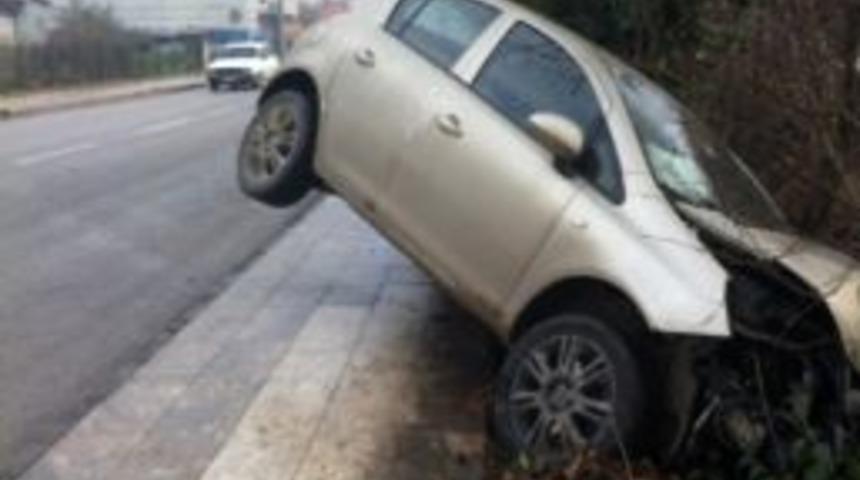 Yoldan &Ccedil;ıkan Otomobil Zorlukla Durdu