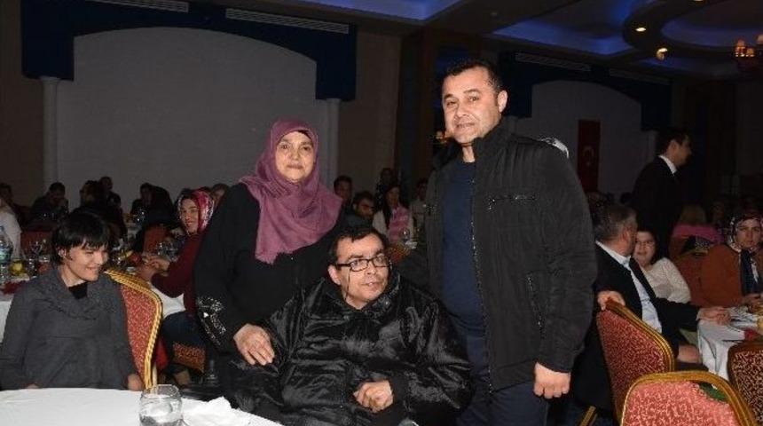 Başkan Y&uuml;cel, Engelliler Ve Aileleriyle Yemekte Buluştu