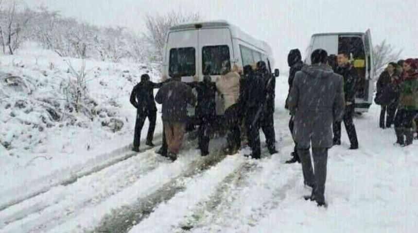 Kar Engeline Takılan &Ouml;ğretmenlerin Zor Anları