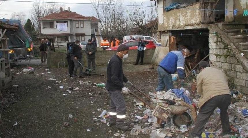 Akyazı’da Evden 2 Kamyon Çöp Çıktı