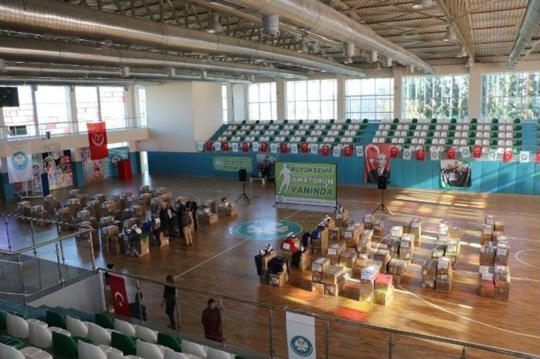B&uuml;y&uuml;kşehir&rsquo;den Amat&ouml;r Kul&uuml;plere Malzeme Desteği