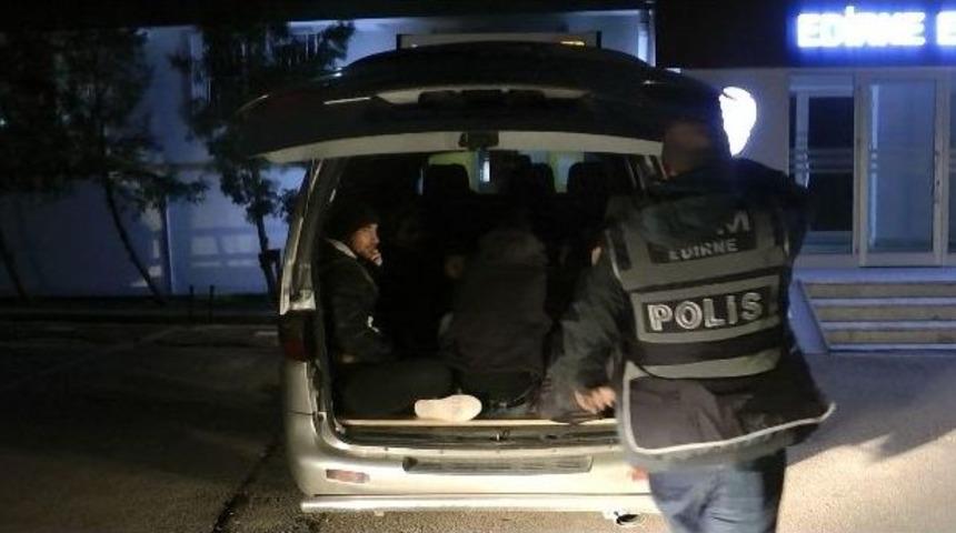 3 Kişilik Ara&ccedil;tan 13 Ka&ccedil;ak G&ouml;&ccedil;men &Ccedil;ıktı