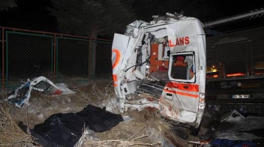 Kazaya M&uuml;dahale Eden Ekiplere Tır &Ccedil;arptı: 2 &Ouml;l&uuml; 4 Yaralı