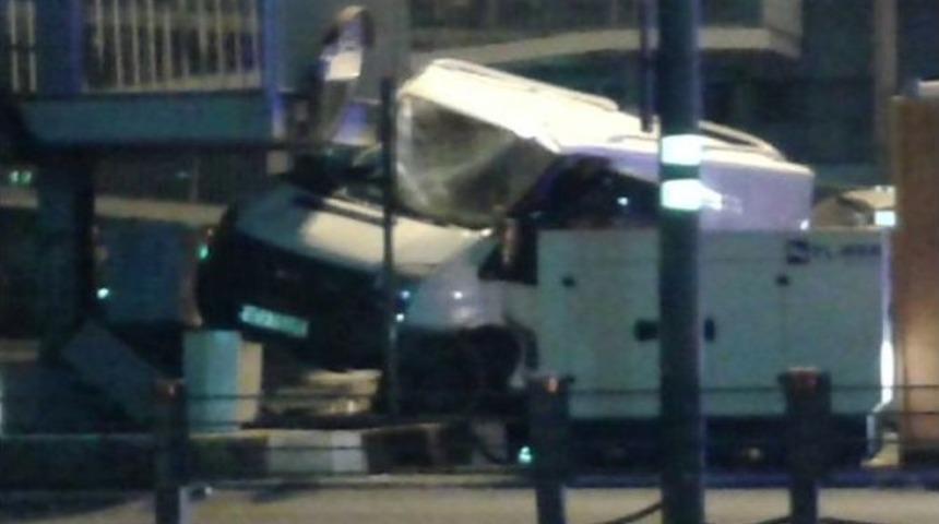 Topkapı Metrob&uuml;s Durağı&rsquo;nda Trafik Kazası : 4 Yaralı