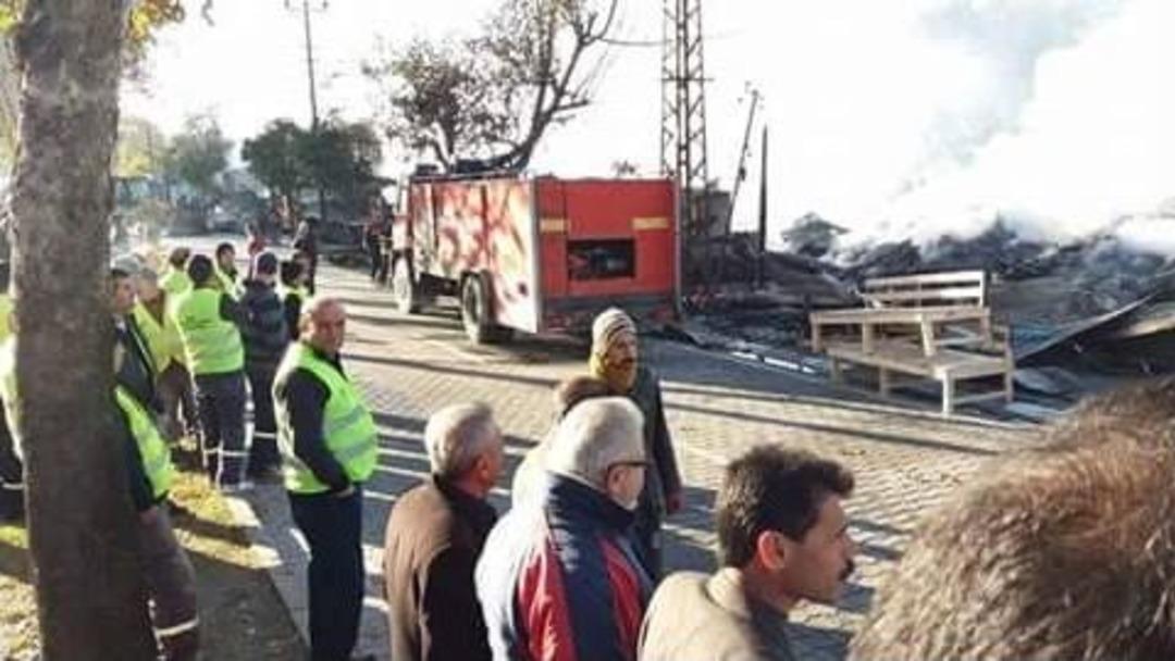 Başkan S&ouml;zl&uuml; Yangında K&uuml;l Olan Ceyhan Keresteciler Sitesinde İncelemelerde Bulundu