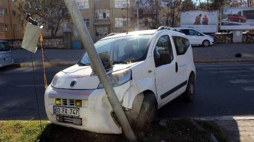 Hafif Ticari Ara&ccedil; Ref&uuml;jdeki Sinyalizasyona &Ccedil;arptı