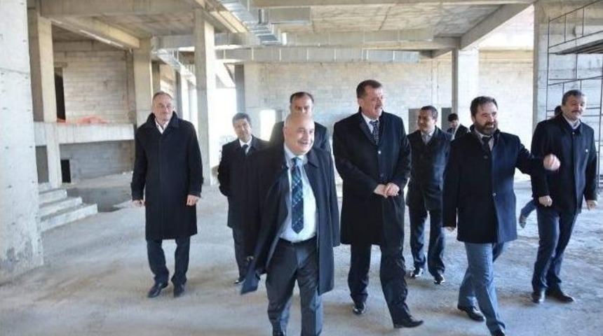 Rekt&ouml;r G&ouml;n&uuml;ll&uuml;, Besni İl&ccedil;esindeki Mimarlık Fak&uuml;ltesi&rsquo;nde İncelemelerde Bulundu