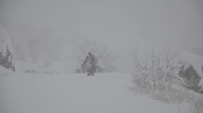 Hakkari&rsquo;de Mahsur Kalan Yolcular Kurtarıldı