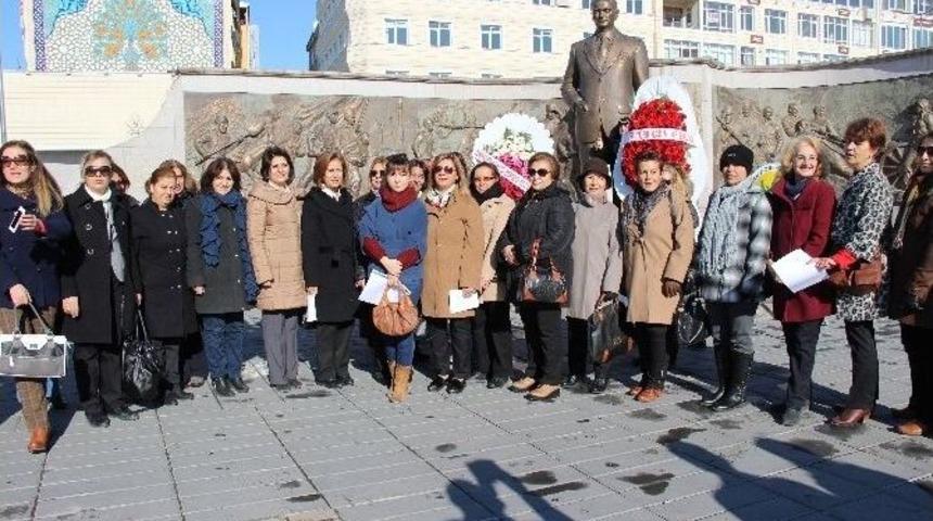 Kadın Platformu Kadınlara Se&ccedil;me Se&ccedil;ilme Hakkının Verilişinin 81. Yıl D&ouml;n&uuml;m&uuml;nde Atat&uuml;rk Anıtına &Ccedil;elenk Bıraktı