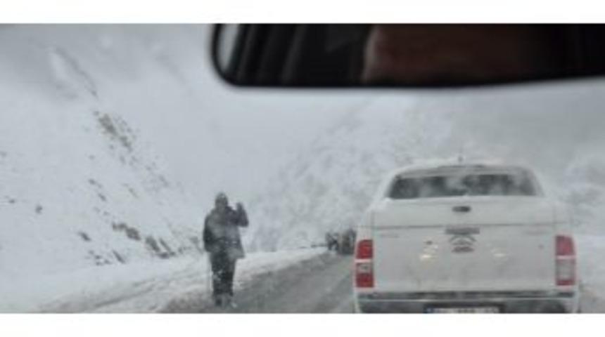 Hakkari’de Mahsur Kalanlar Kurtarıldı