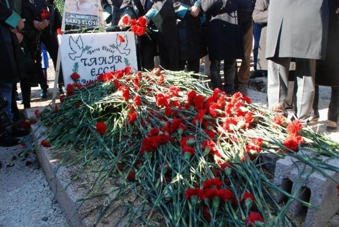 Tahir El&ccedil;i, Vurulduğu Saatte Mezarı Başında Anıldı