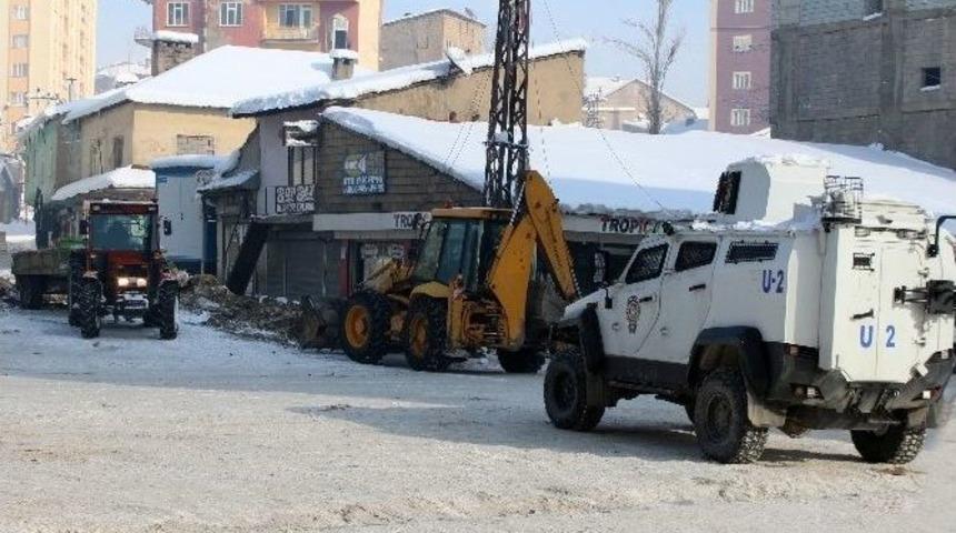 Y&uuml;ksekova&rsquo;da Belediye Aracına Polis Koruması