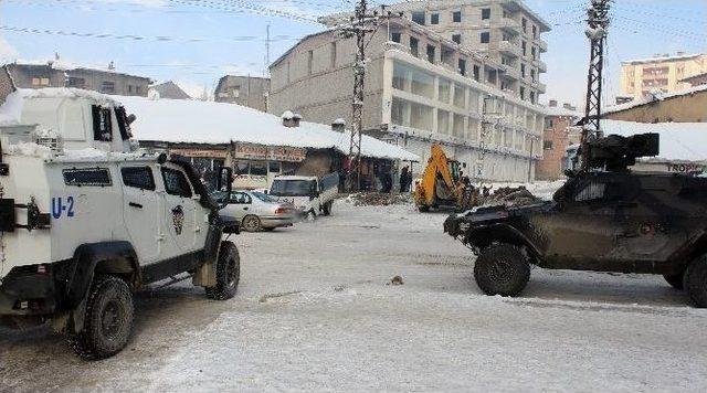 Yüksekova’da Belediye Aracına Polis Koruması