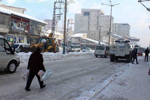 Yüksekova’da Belediye Aracına Polis Koruması