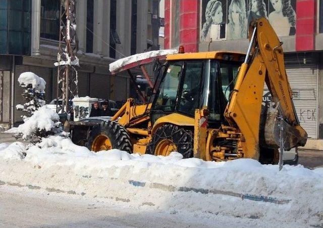 Yüksekova’da Belediye Aracına Polis Koruması