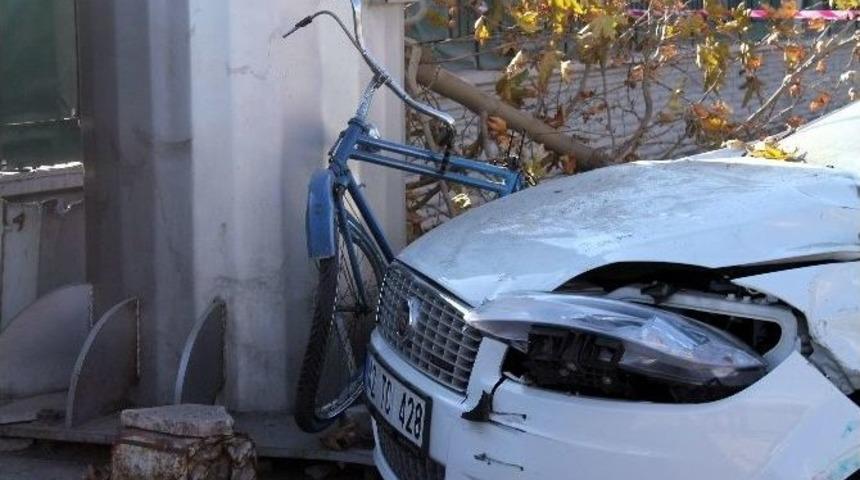 Otomobil Bisiklete &Ccedil;arptı: 1 &Ouml;l&uuml;