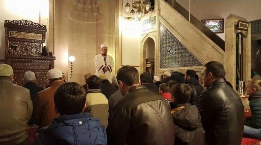 Boz&uuml;y&uuml;k&rsquo;te Asım&rsquo;ın Nesli Secdelerde Yetişiyor