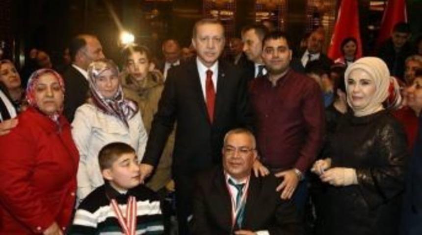 Boz&uuml;y&uuml;k Engelliler Derneği &Uuml;yeleri, Engelliler G&uuml;n&uuml; Resepsiyonu&rsquo;na Katıldı