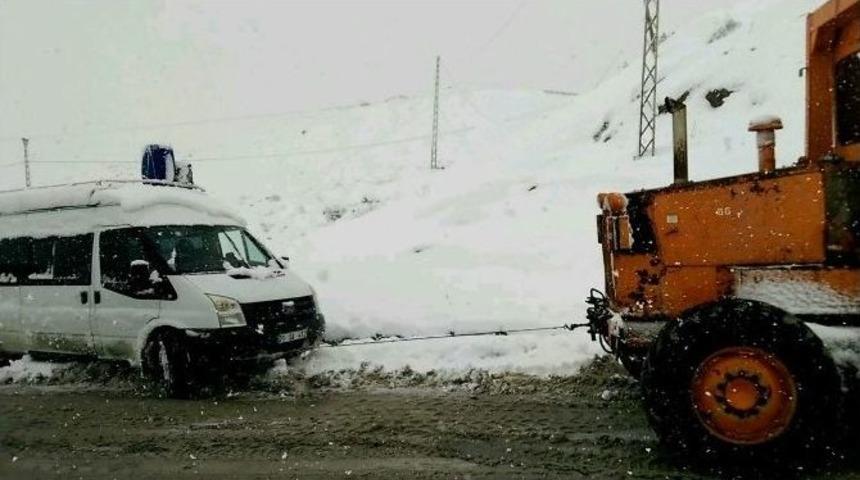 Yolda Mahsur Kalan Ara&ccedil;ların İmdadına Karayolları Ekipleri Yetişti