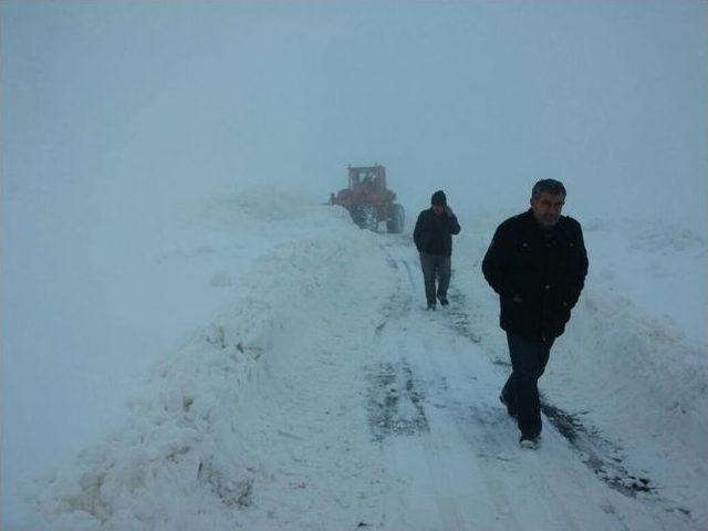 Yolda Mahsur Kalan Araçların İmdadına Karayolları Ekipleri Yetişti