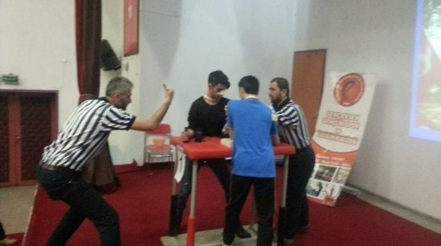 Karab&uuml;k Gen&ccedil; Eksen&rsquo;den 3. Geleneksel Gen&ccedil; Erkekler Bilek G&uuml;reşi Yarışması