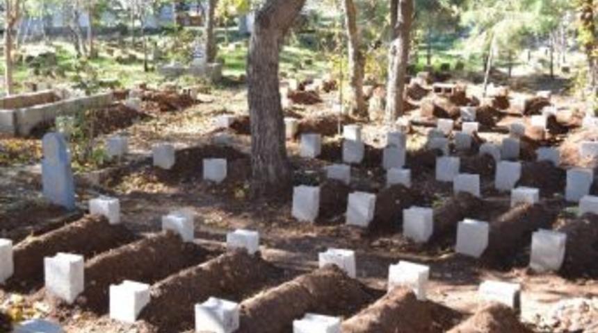 Kahta Belediyesi Mezarlıkta &Ccedil;evre D&uuml;zenlemesi Yapıyor