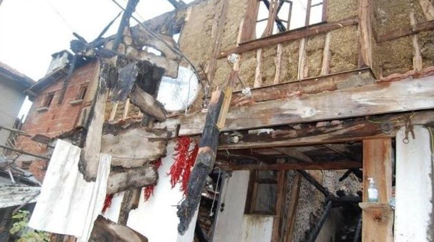 Evi Yanan Aileye Orhaneli Belediyesi&rsquo;nden Yardım