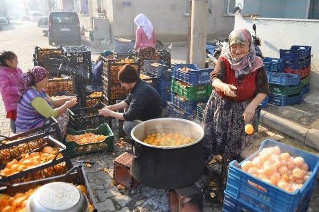 (özel Haber) Mandalina Soyarak Para Kazanıyorlar