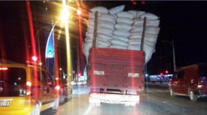 Aşırı Y&uuml;kl&uuml; Kamyon &Ccedil;evreyolu&rsquo;nda Tehlike Sa&ccedil;arak İlerledi