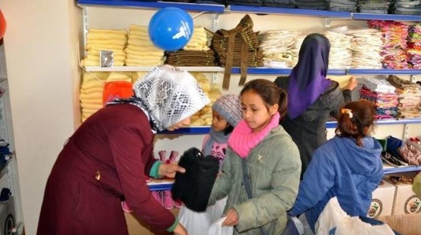 &Ccedil;adır Kentin Yetim Ve &Ouml;ks&uuml;zleri Stk&rsquo;lar Tarafından Giydirildi