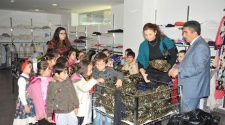 Anasınıfı &Ouml;ğrencilerinden Kıyafet Yardımı