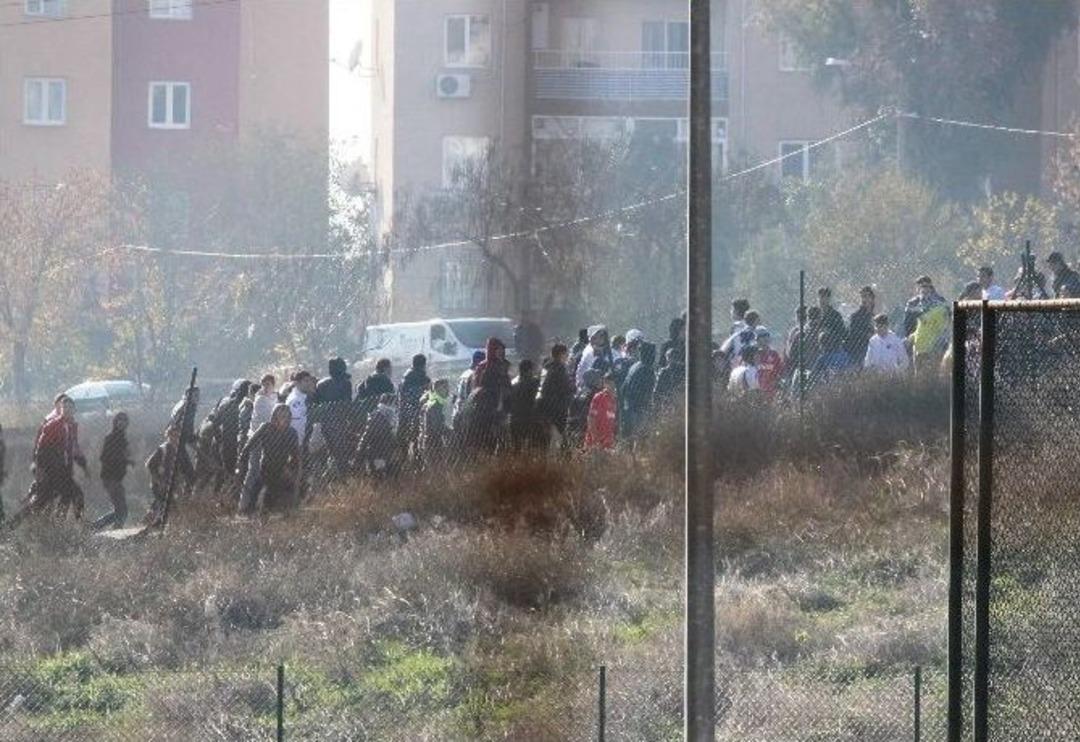 Rakip Taraftara Kızıp Arabaları Par&ccedil;aladılar