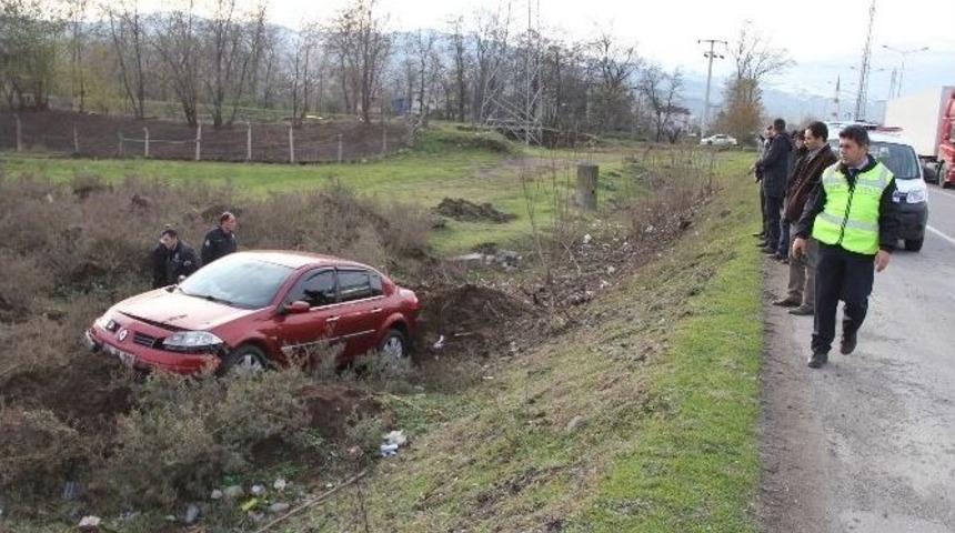 Samsun&rsquo;da Otomobil Şarampole Yuvarlandı