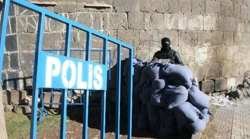 Sur İl&ccedil;esi Girişinde Kum Torbalarıyla Mevziler Oluşturuldu