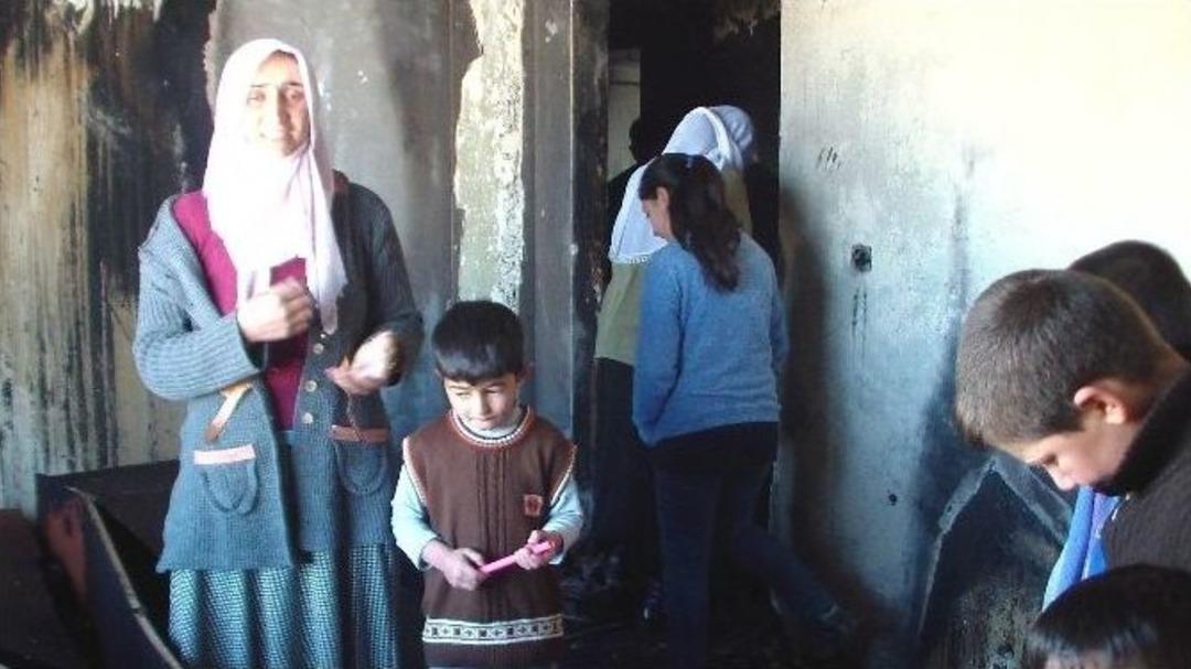 Kış G&uuml;n&uuml; 3 &Ccedil;ocuğu İle Dışarıda Kaldı