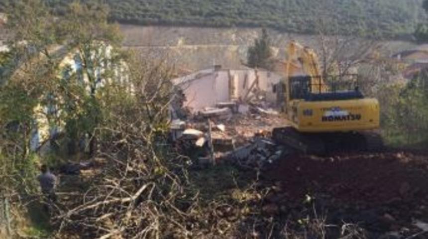 Hazine Arazisindeki Yapı Yıkıldı