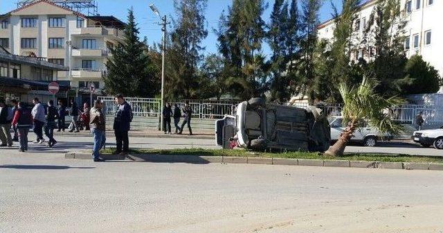 Çarptığı Otomobildeki Anne Ve Çocuğunu Araçtan Çıkardı