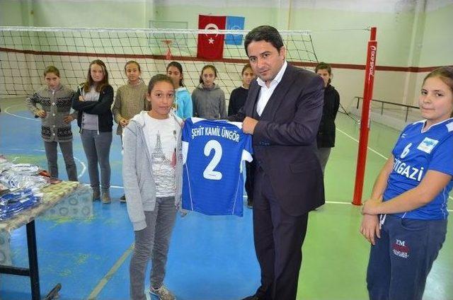 Seyitgazi Belediyesi’nden Sporculara Malzeme Desteği