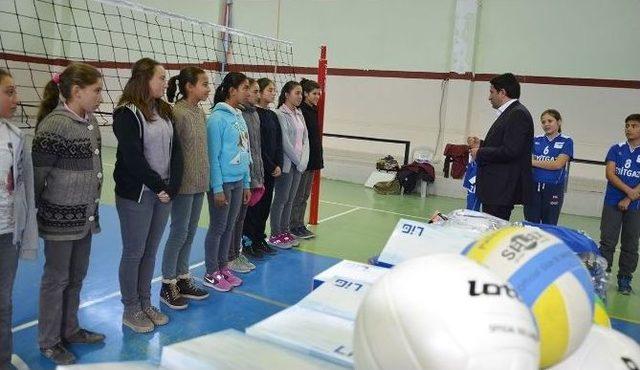 Seyitgazi Belediyesi’nden Sporculara Malzeme Desteği