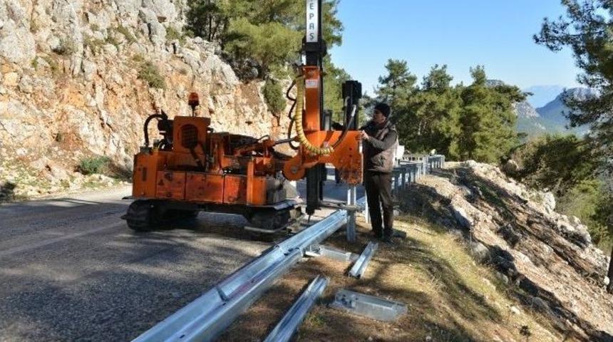 Konyaaltı Belediyesi&rsquo;nden Feslikan Yayla Yoluna &lsquo;&ccedil;elik Bariyer&rsquo;li Tedbir