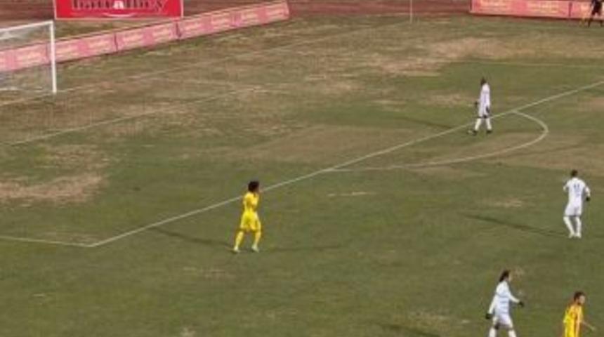 İn&ouml;n&uuml; Stadı&rsquo;nın Bozuk Zemini Ma&ccedil;ın &Ouml;n&uuml;ne Ge&ccedil;ti